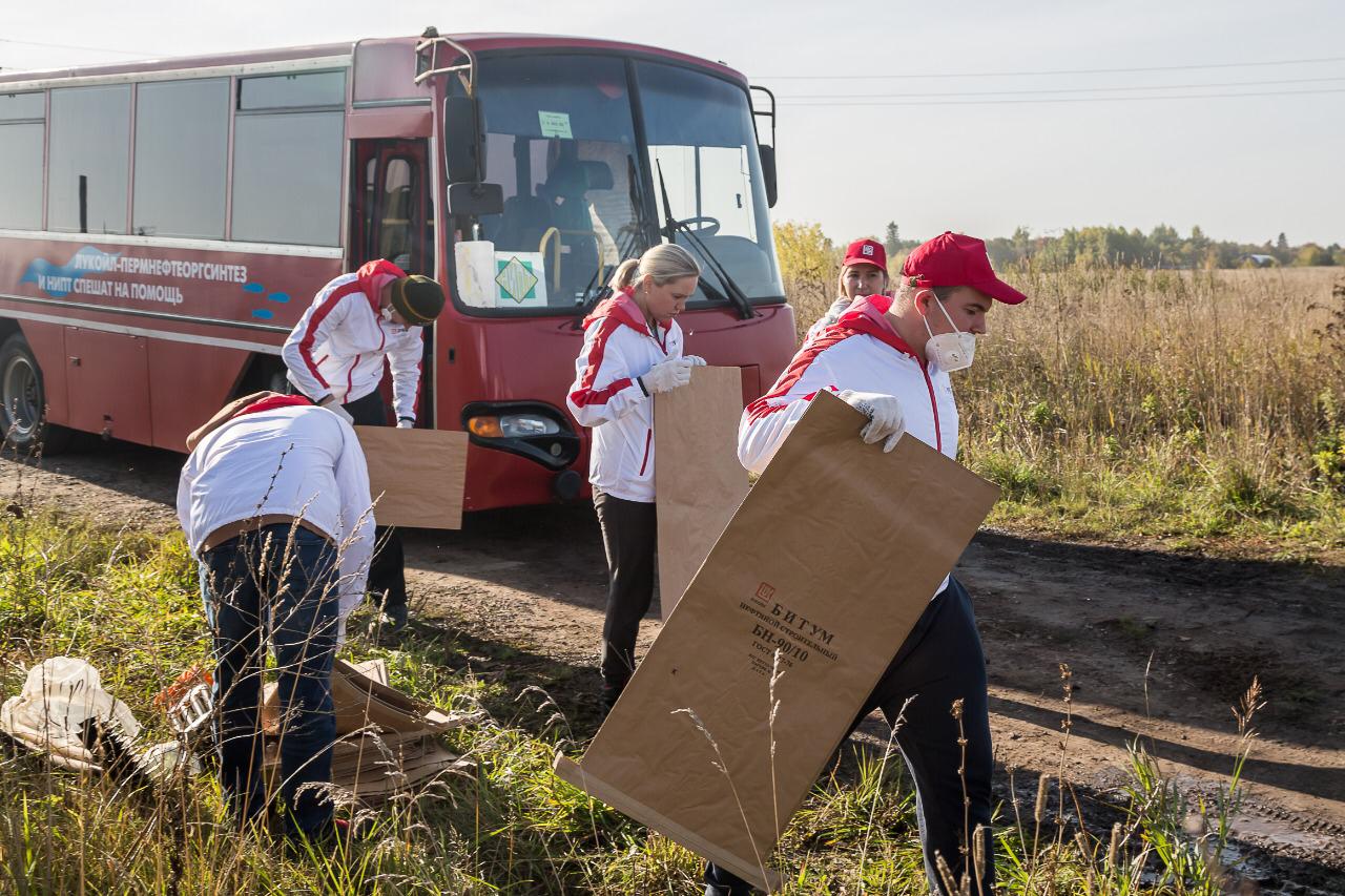 Cleaning up banks of the Kamenka and the Pyzh rivers