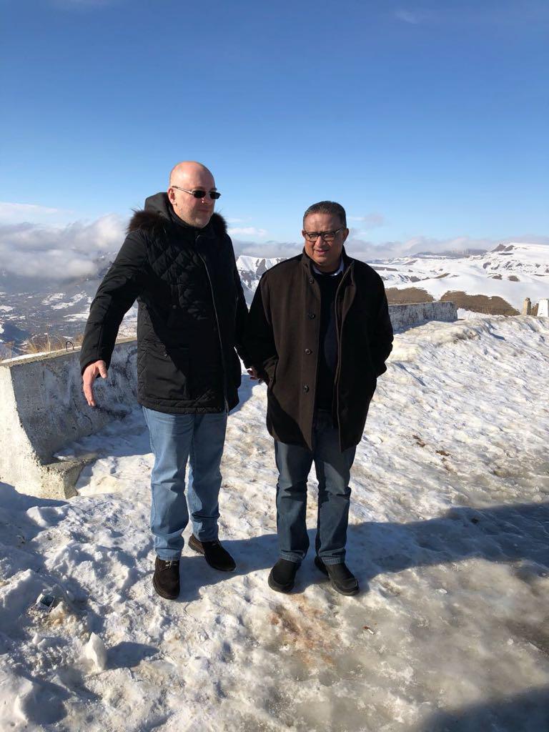 Учредитель Руслан Токаев и директор Patel Engineering Works Санджай Мадхусудан Сангви на фоне живописных мест Северного Кавказа - Домбай.