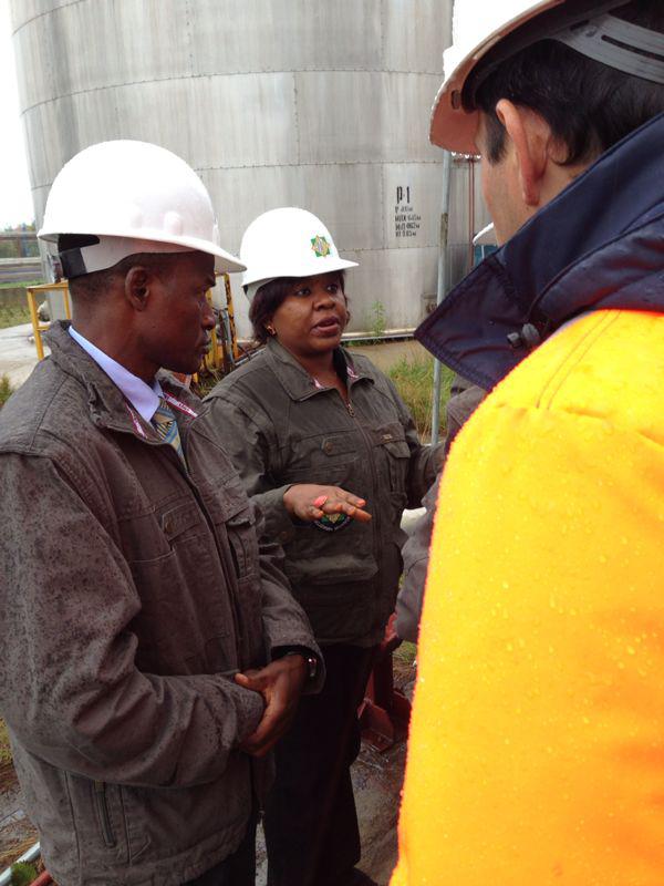 Представители департамента нефтяных ресурсов Нигерии и специалисты компании на объекте проведения работ
