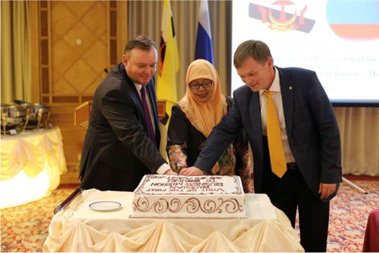 Cake in honor of the first Russian business mission in Brunei